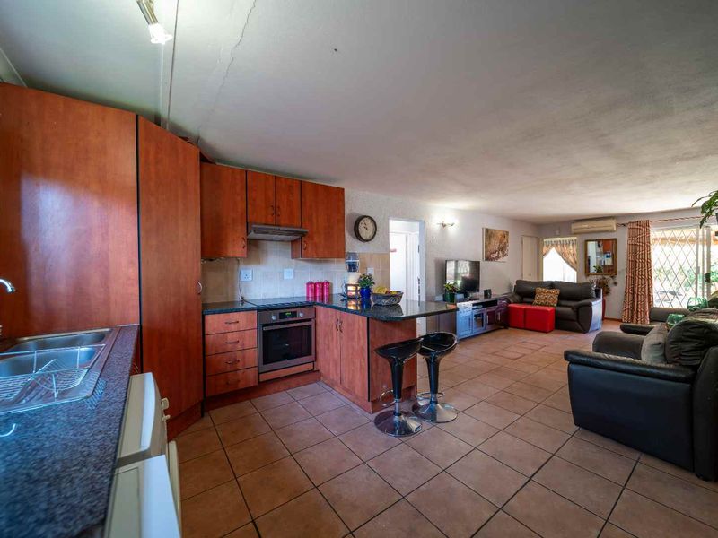 Spacious 4-Bedroom Cluster in Sought-After Complex – Excellent Location, Great Potential! - Photo 10