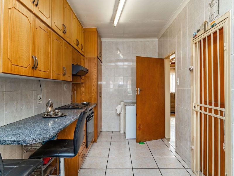 Immaculate Family Home in Rynsoord - Photo 8