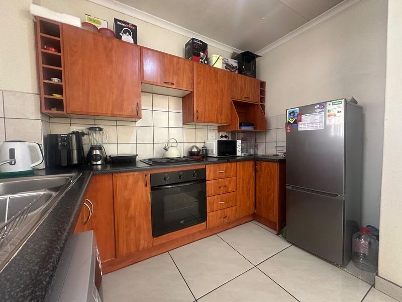 Sole mandate. Discover this exceptional first-floor apartment, ideally situated near premier shopping centers and top-rated schools. - Photo 4