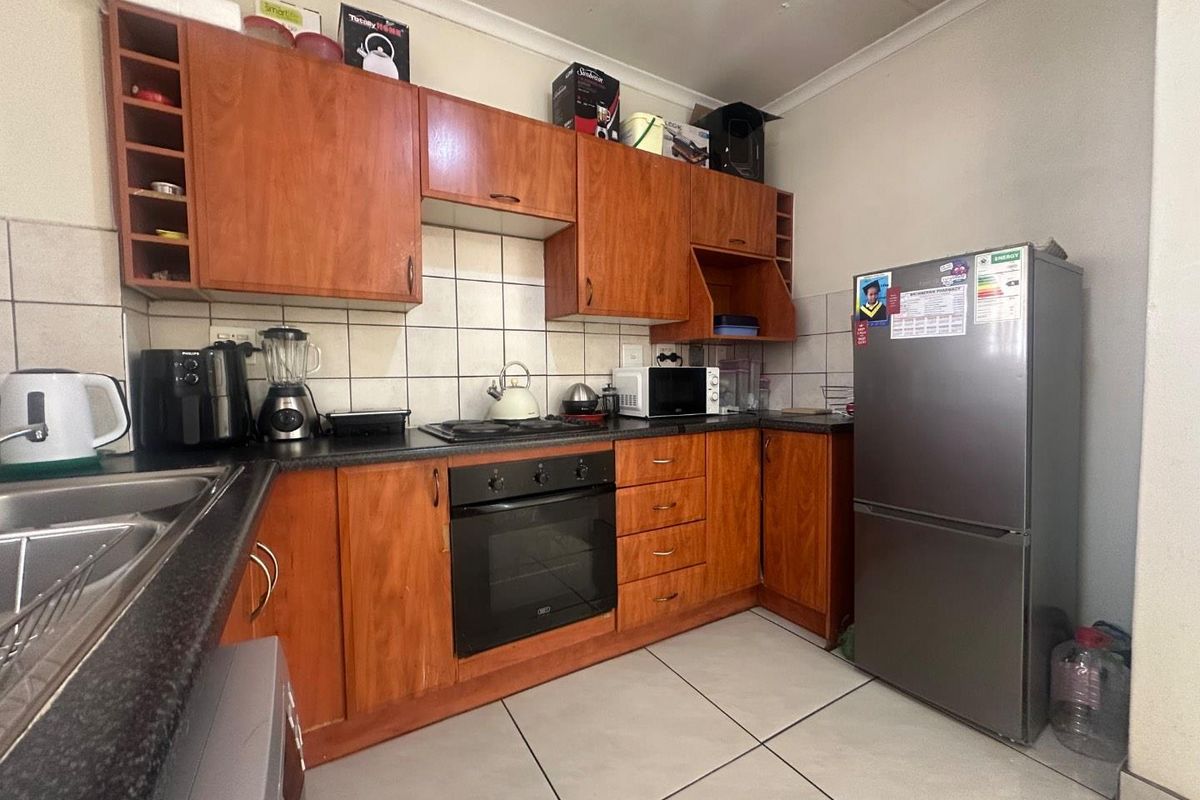 Sole mandate. Discover this exceptional first-floor apartment, ideally situated near premier shopping centers and top-rated schools. - Photo 4