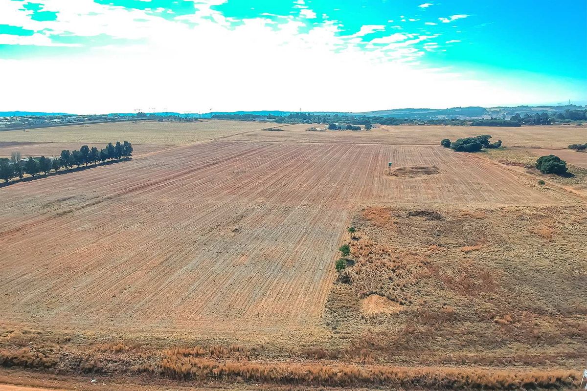 Very Large vacant stand on Garsfontein Road, close to The Hills Estate - Photo 2