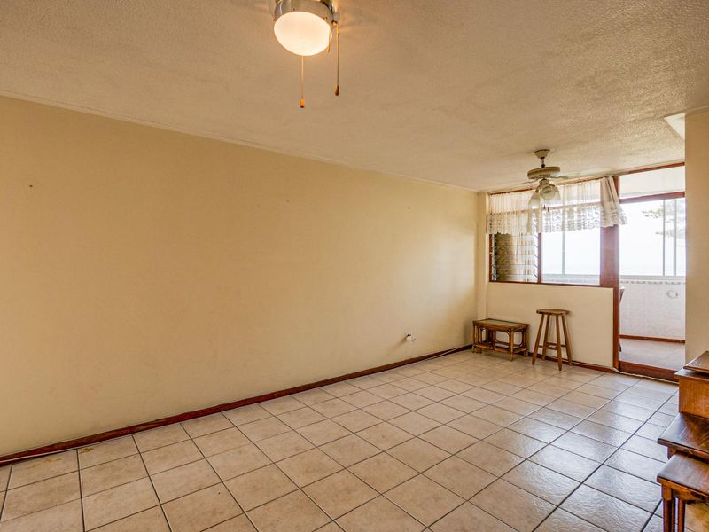 Beachfront with enclosed balcony - Photo 9