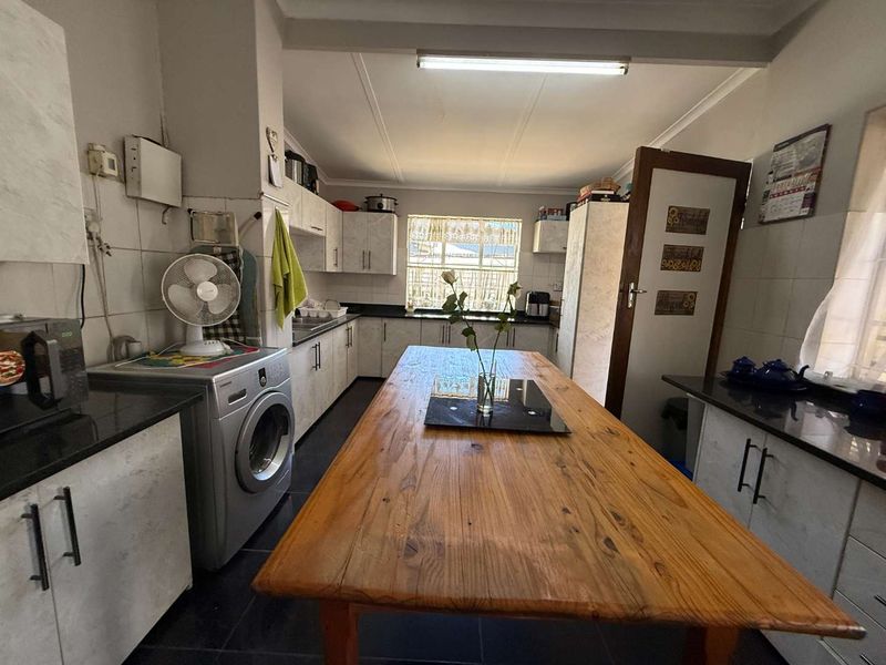 Three bedroom family home - Photo 10