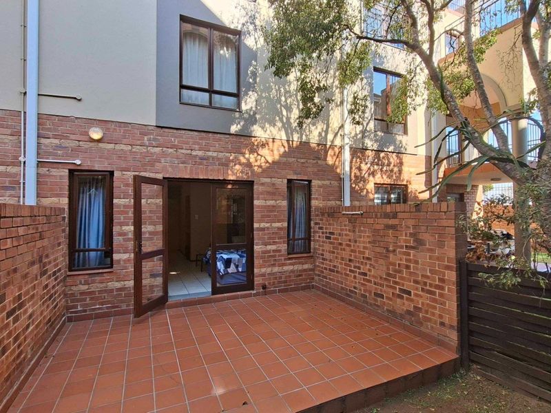 Lovely garden studio apartment available in Bryanston - Photo 1