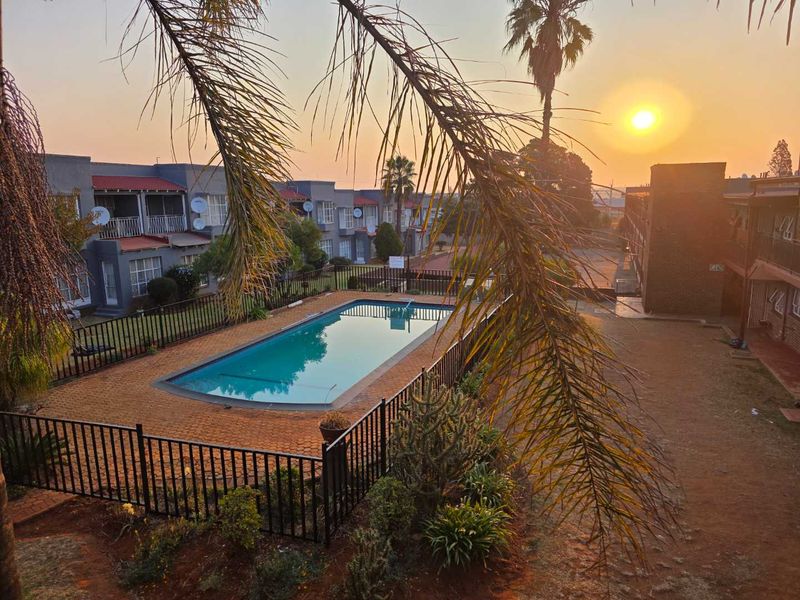 NEAT TOP FLOOR APARTMENT - Photo 2