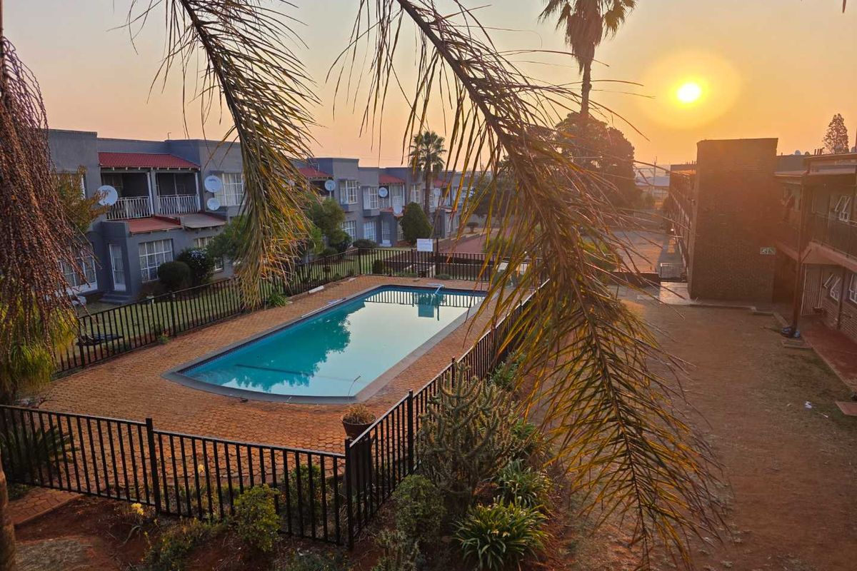 NEAT TOP FLOOR APARTMENT - Photo 2