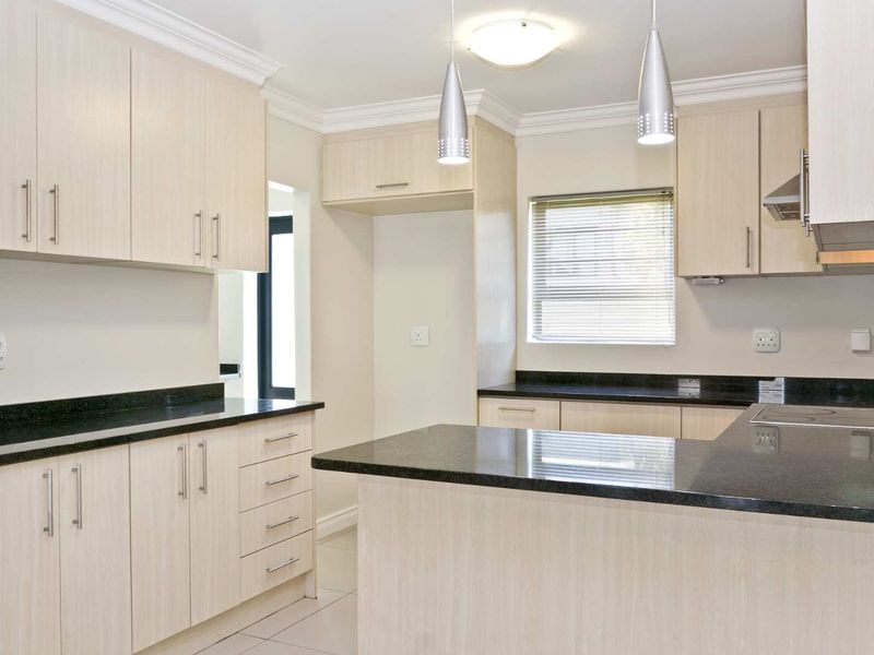 Spacious Three bedroom with Double garage - Photo 5