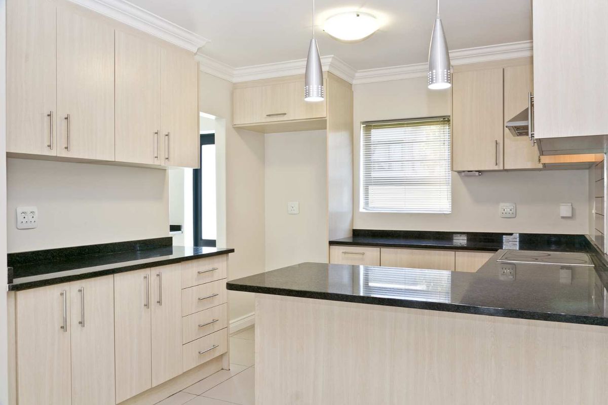 Spacious Three bedroom with Double garage - Photo 5