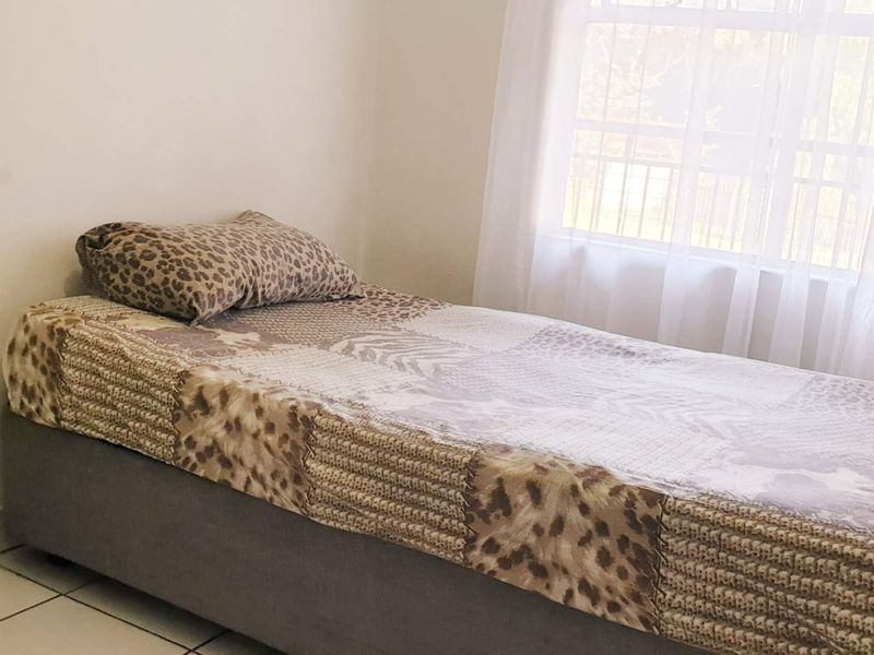 Charming Apartment Offering Comfortable Living - Photo 6