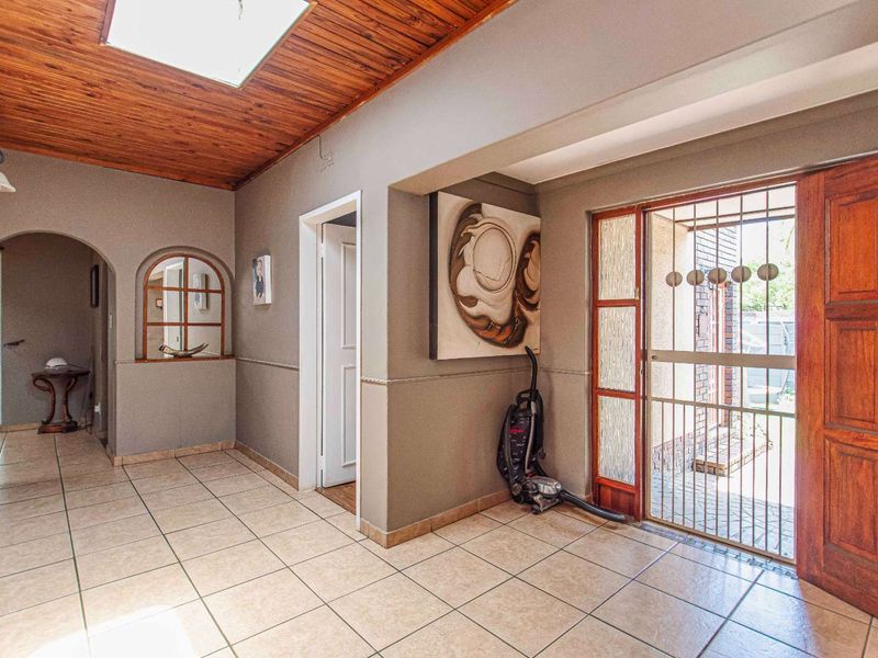 Famiky Home for Sale in Boomed off Area - Photo 2