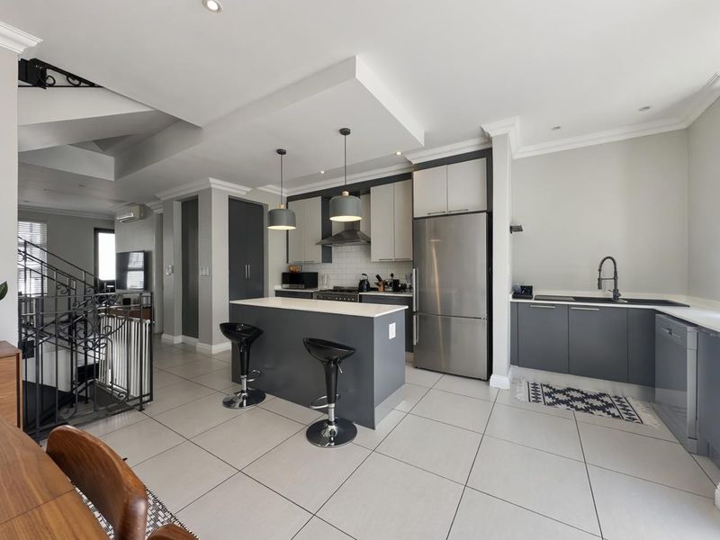 GORGEOUS 3 BEDROOM LONDON STYLE APARTMENT FOR SALE IN BRYANSTON!!!! - Photo 3