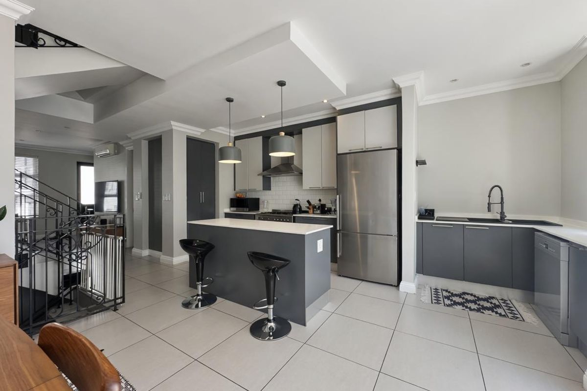 GORGEOUS 3 BEDROOM LONDON STYLE APARTMENT FOR SALE IN BRYANSTON!!!! - Photo 3