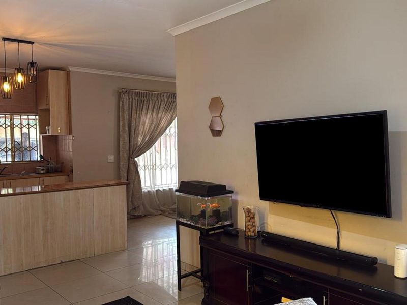 THE REEDS - 6 BEDROOM HOUSE WITH 3 BACHELOR FLATLETS - Photo 8