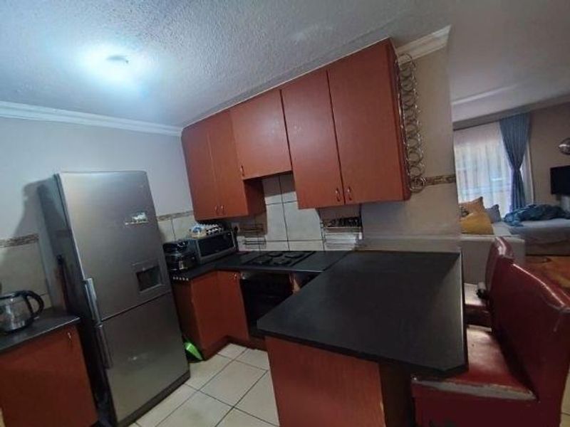 HEUWELSIG ESTATE - FREE STANDING DOUBLE STOREY - 3 BED - 2 BATH - 2 LVING - 2 LOCK-UP GARAGES - Photo 8