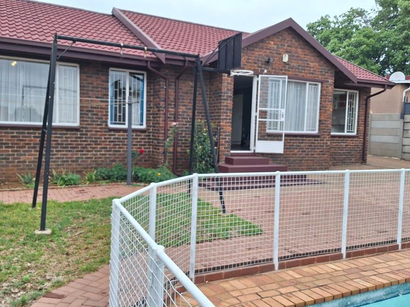 Delightful 3 Bedroom home in Elandspark - Photo 5