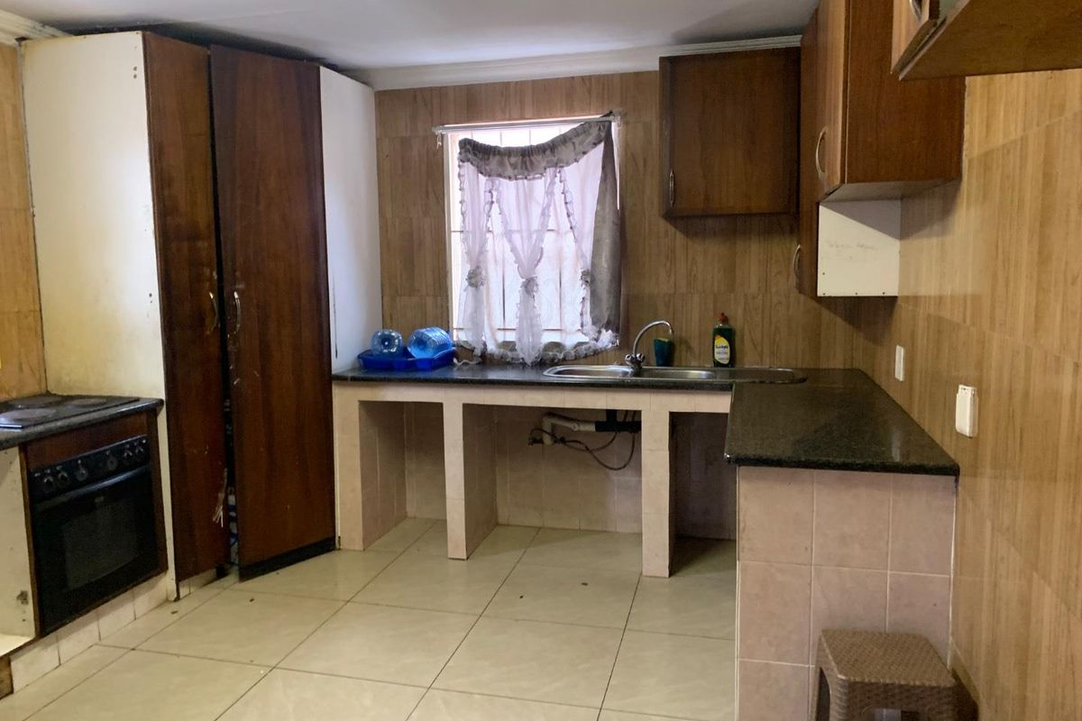 Charming 4-Bedroom Home with Additional Cottages in Rosettenville Rental Income R24k - Photo 3