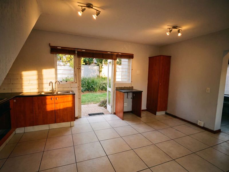Beautiful Two Bedroom Garden Apartment in Broadacres - Photo 7
