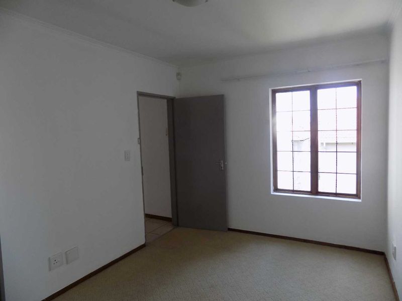 "Rivonia Gem: 2-Bedroom Apt for R699k!" - Photo 6