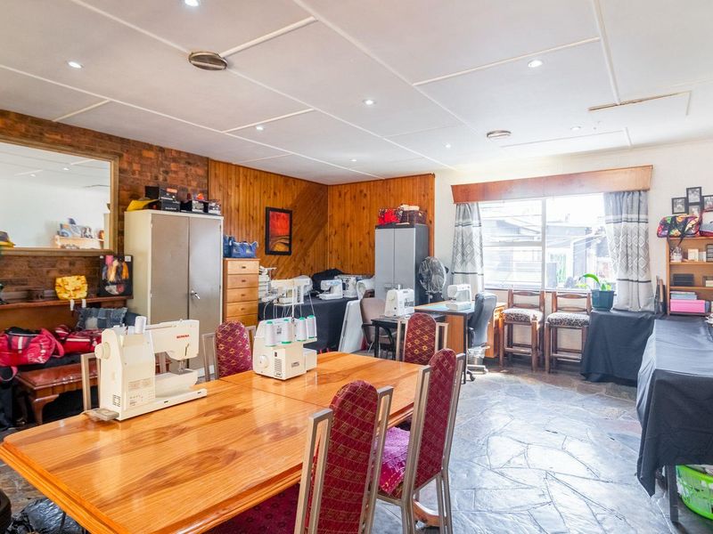 Spacious 4  Bedroom Family Home with Flatlet in The Hill - Photo 6