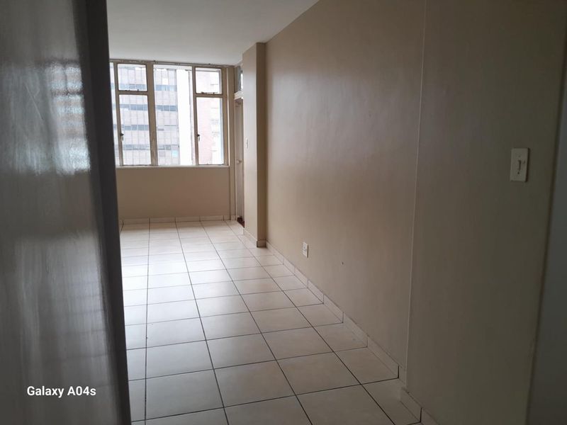 Bachelor Units (spacious with Balcony) - Photo 2