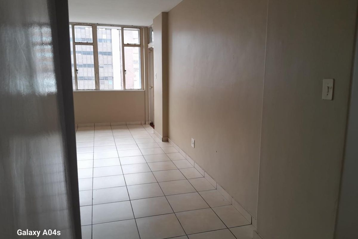 Bachelor Units (spacious with Balcony) - Photo 2