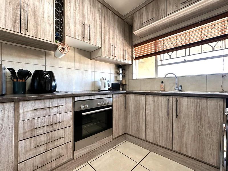 Ideal Midrand Apartment with Garage, Pool & 24-Hour Security - Photo 3