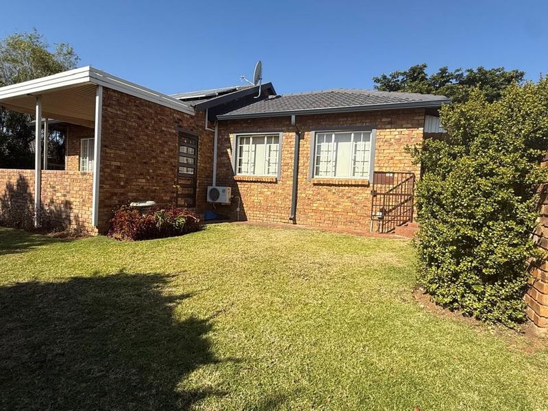 Spacious 3 Bedroom 2 bathroom sectional title unit for the Extended Family Home - Photo 2