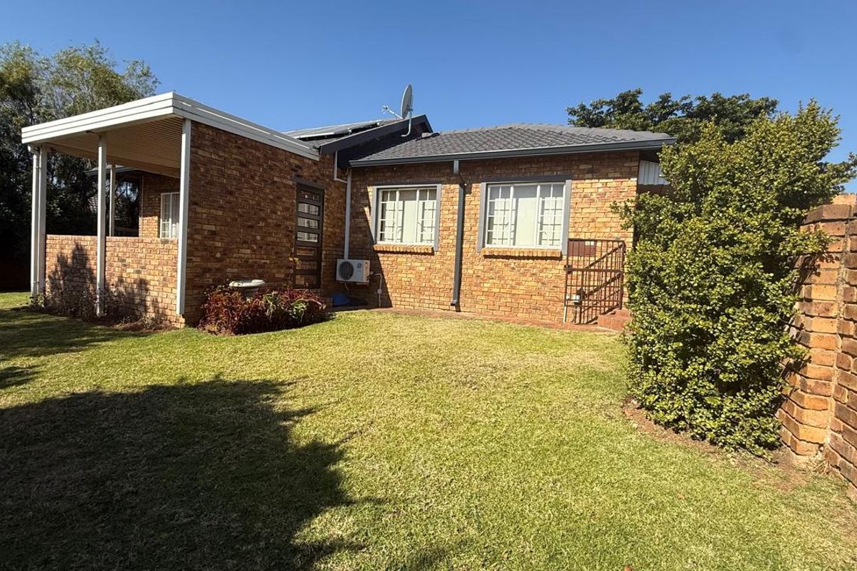 Spacious 3 Bedroom 2 bathroom sectional title unit for the Extended Family Home - Photo 2