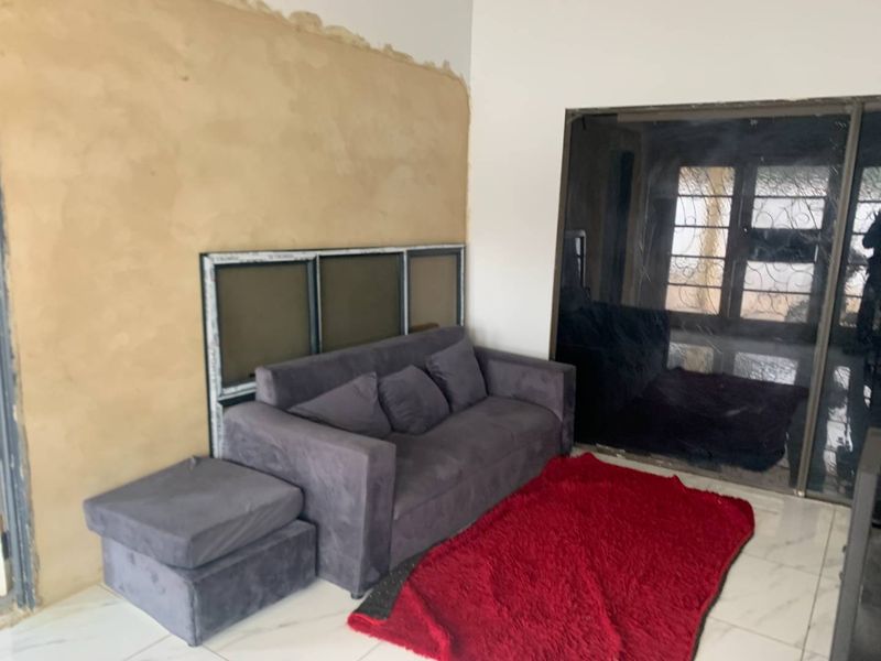 For Sale: Spacious 5-Bedroom House in Quiet Rosettenville Street - Photo 5