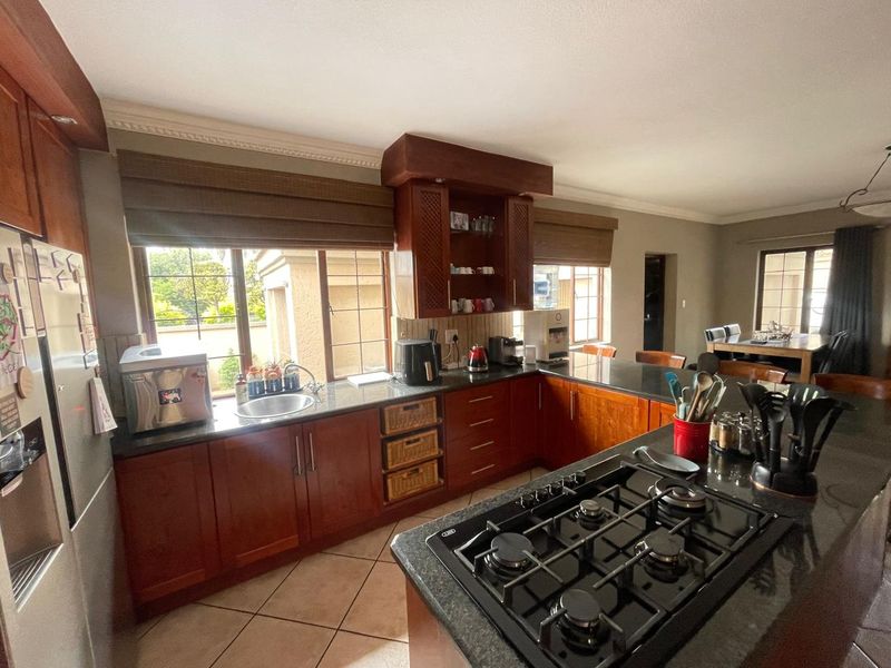 BEAUTIFUL FAMILY HOME FOR SALE IN HIGHLY SOUGHT-AFTER AERO RAND!! - Photo 4