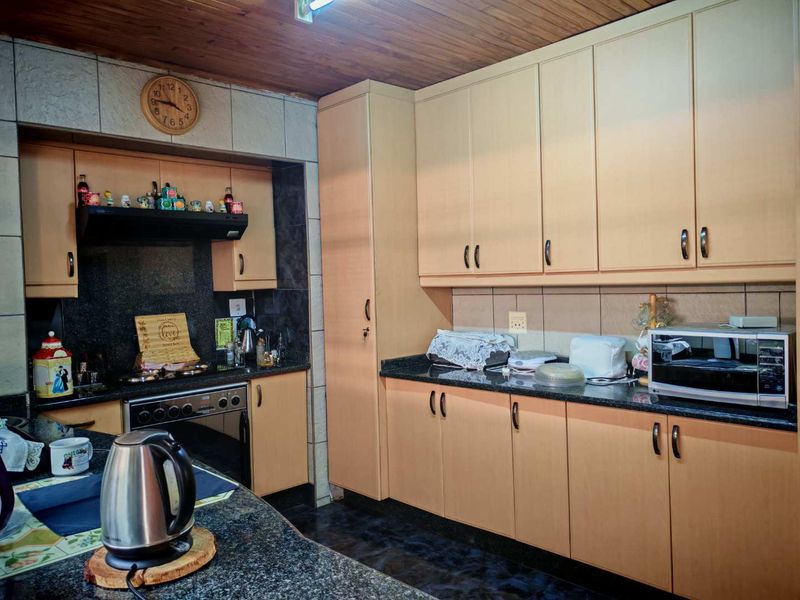Discover Your Dream Home: Perfect for Family Living & Entertaining! - Photo 4