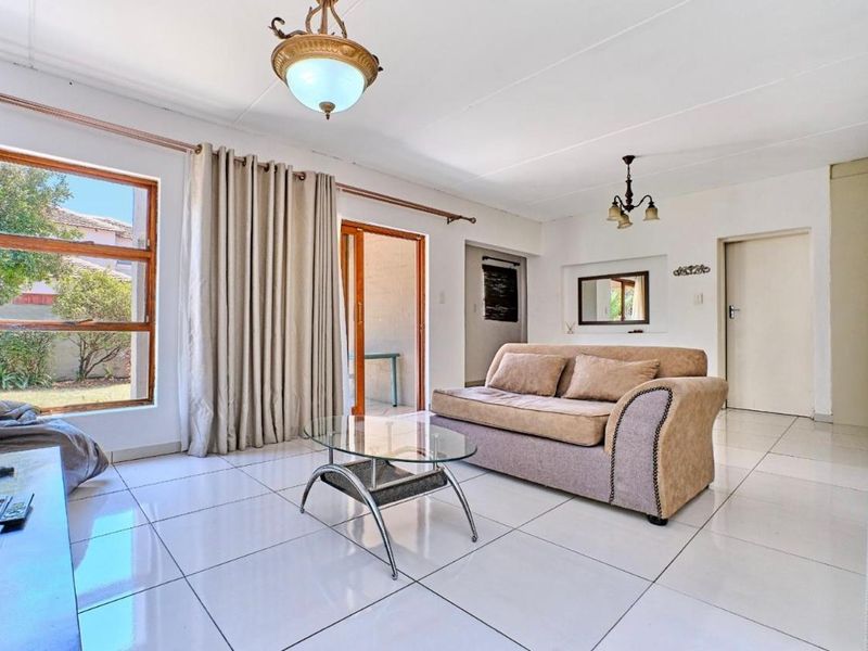 Staggering Cluster house in Midrand Vorna Valley right across Mall of Africa - Photo 10