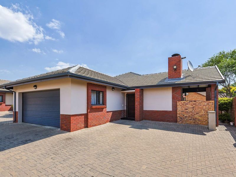 Equestria Elegance: Spacious 3-Bedroom Townhouse Available - Photo 2