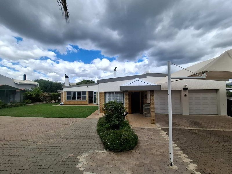 A home filled with heart, cherished by its current owner for the past 35 years - Photo 6