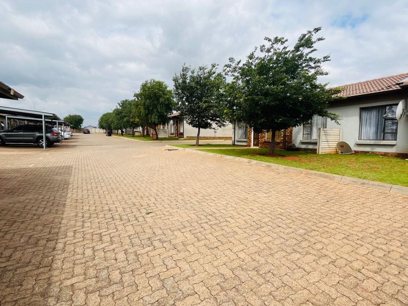 3-Bedroom Gem with Parking: Your Next Investment Awaits! - Photo 2