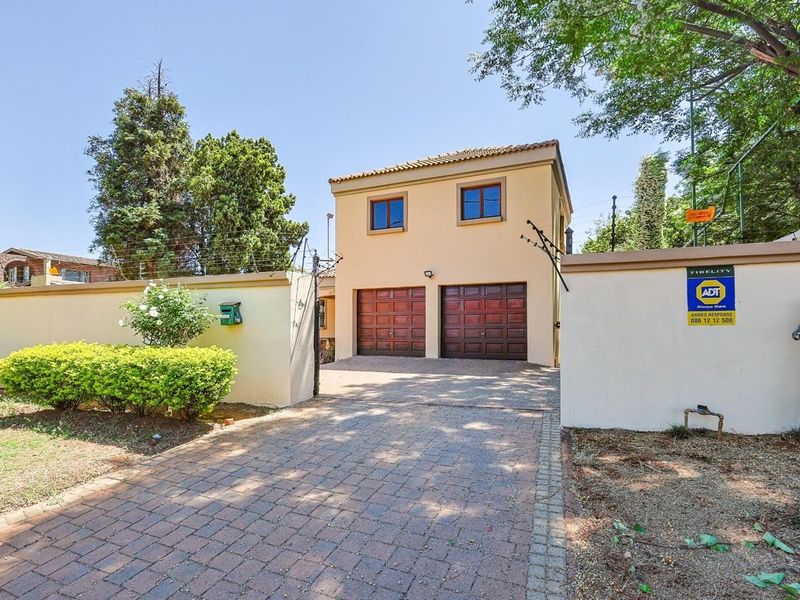 Modern 4 bedroom Oasis: Designer Living in a Premier Suburb - Photo 2