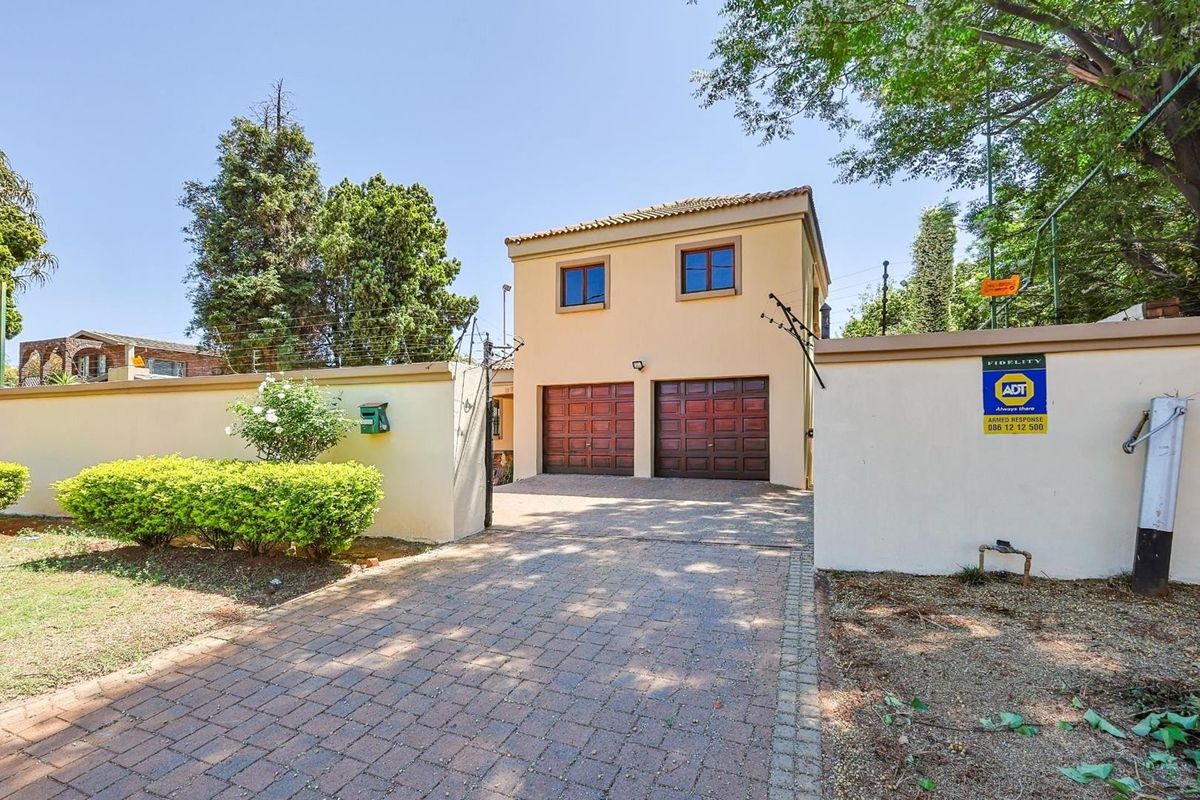 Modern 4 bedroom Oasis: Designer Living in a Premier Suburb - Photo 2