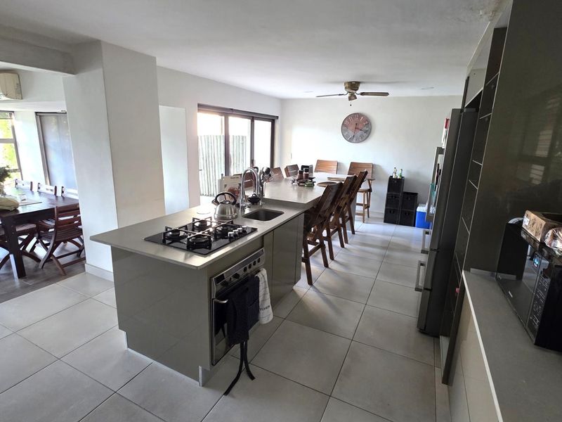 3 Bedroom 4 Bathroom Water Front Furnished Townhouse - Photo 6