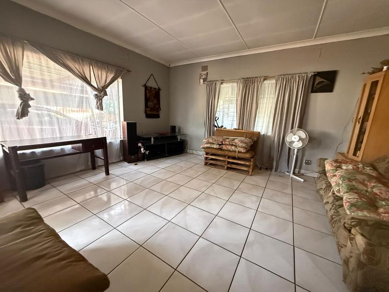 3 Bed, 2 bath house and 4 Flatlets in East Lynne - Photo 6
