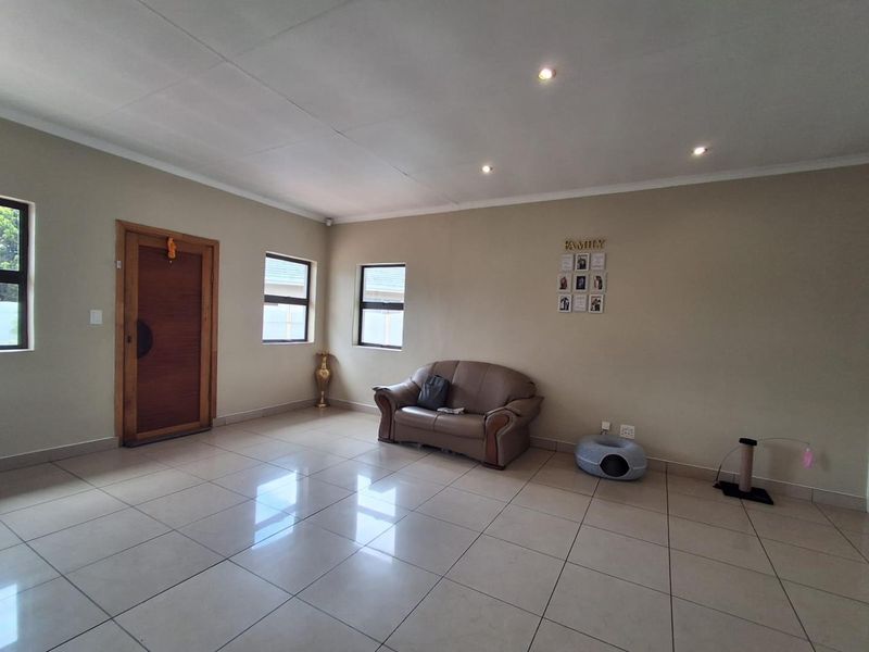 FAMILY HOME WITH FLATLET - BRACKENDOWNS - Photo 8