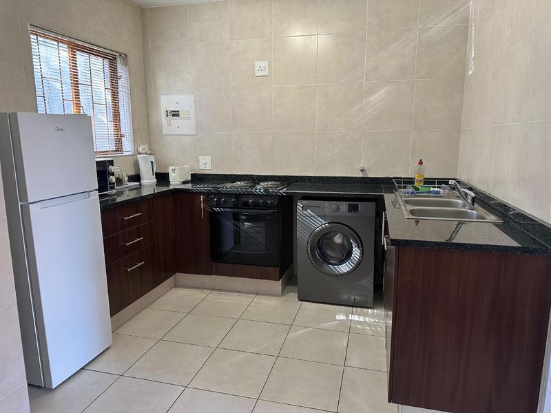 A STUNNING THREE BEDROOM FURNISHED APARTMENT - Photo 7