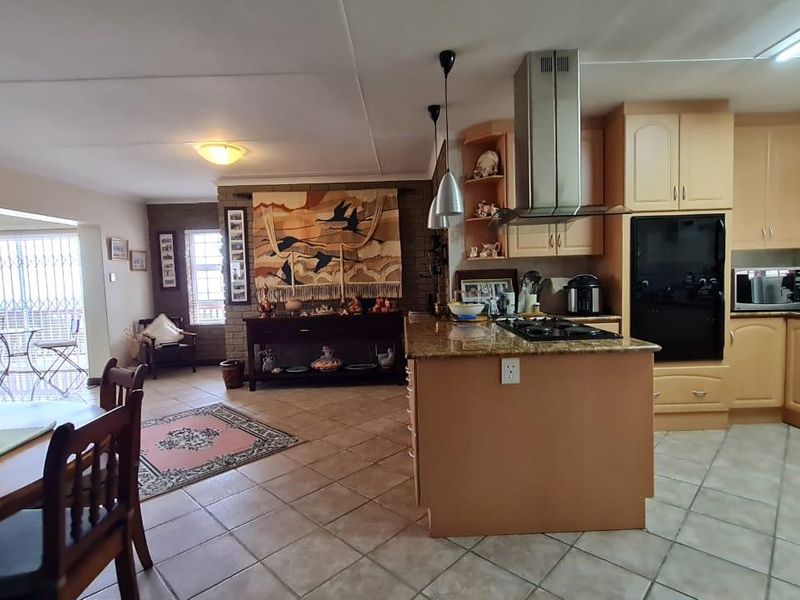 3 Bedroom House with Office and Flat in Dana Bay - Photo 9