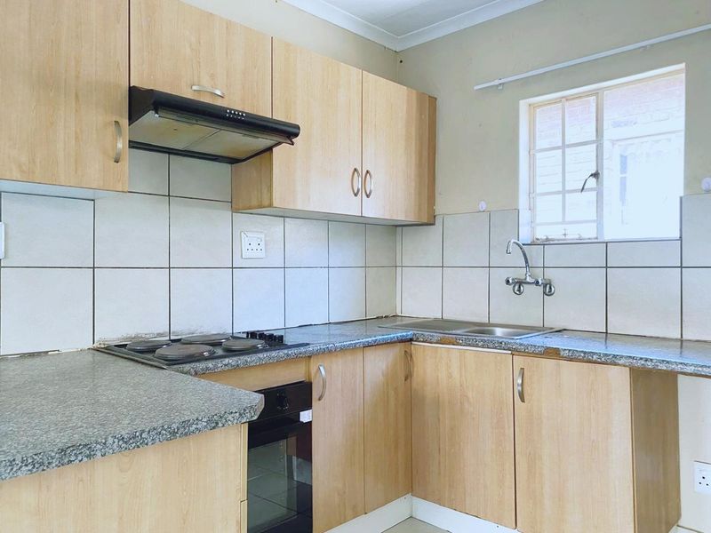 Investment Opportunity : 2 Bedroom Flat for Sale in Kempton Park!! - Photo 4