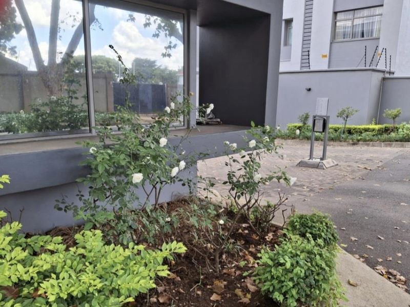 A STUNNING THREE BEDROOM FURNISHED APARTMENT - Photo 2