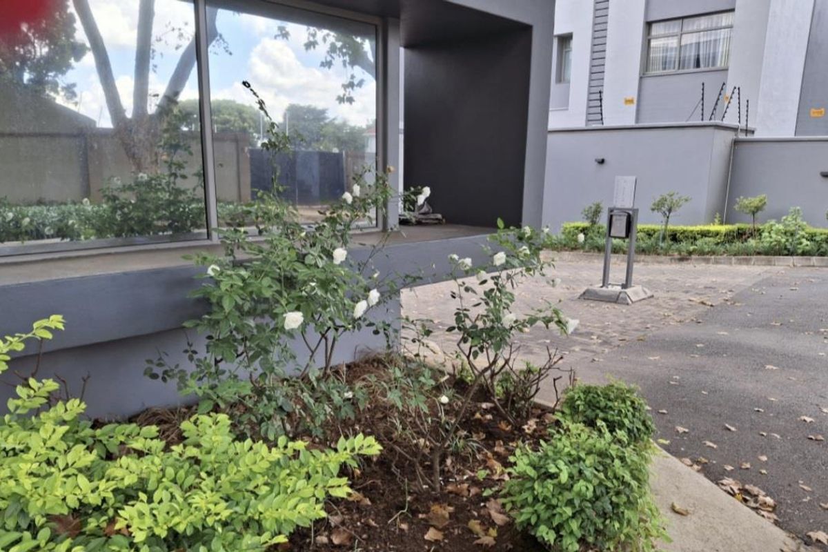 A STUNNING THREE BEDROOM FURNISHED APARTMENT - Photo 2