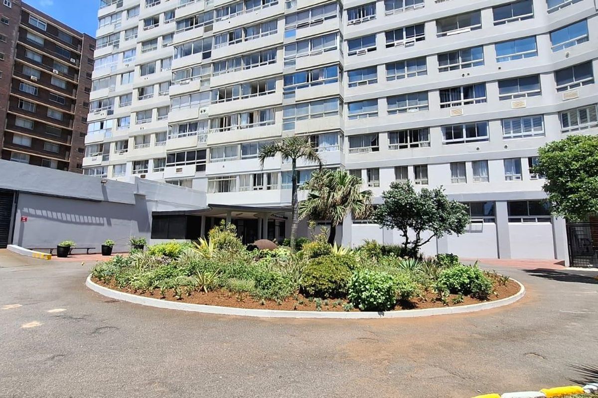 "Seaside Splendor: Luxurious Apartment with Unmatched Ocean Views!" - Photo 2