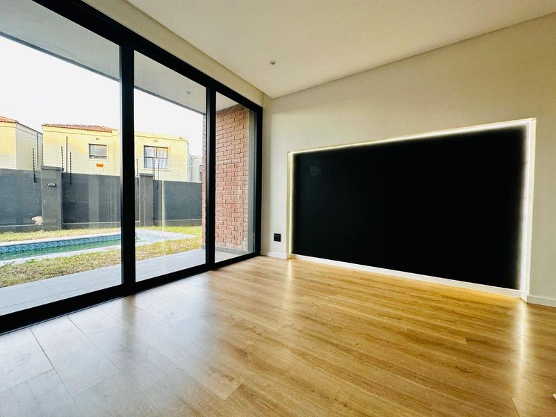 Stylish 2-Bed, 2-Bath Ground Floor Apartment with Private Splash Pool in Broadacres - Photo 7