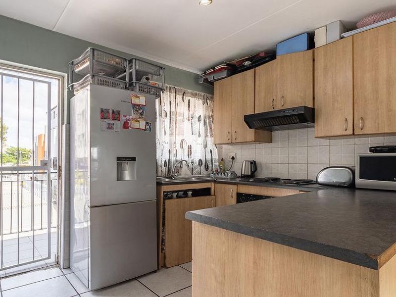 Neat Duplex Apartment with Balcony - Photo 3