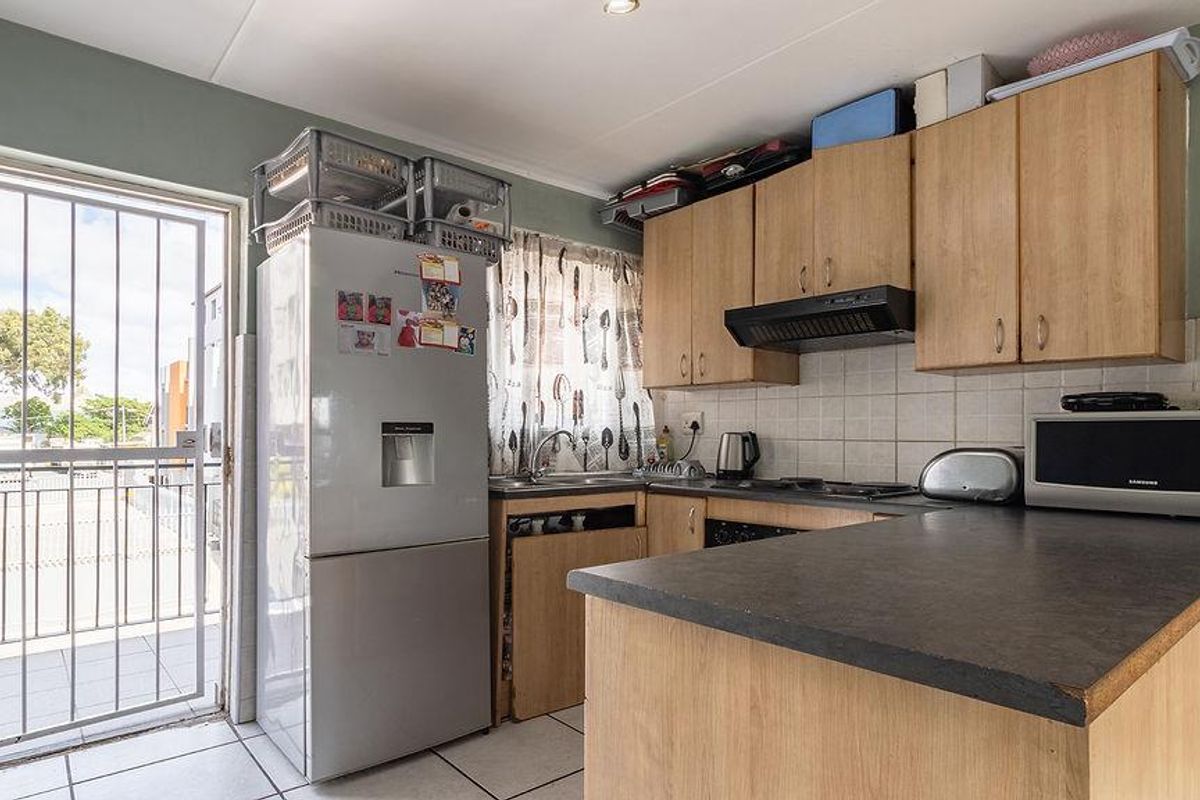 Neat Duplex Apartment with Balcony - Photo 3