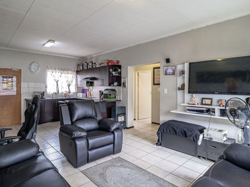 Modern 2-Bedroom @ Bathroom Apartment in Established Face Brick Complex - Photo 9